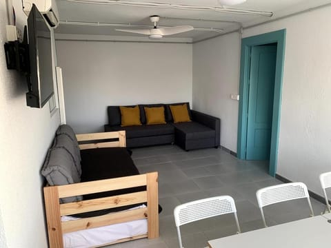 TV and multimedia, Living room, Seating area, Dining area, air conditioner