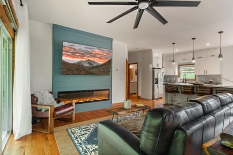 TV and multimedia, Kitchen or kitchenette, Living room, Seating area, Dining area, fireplace