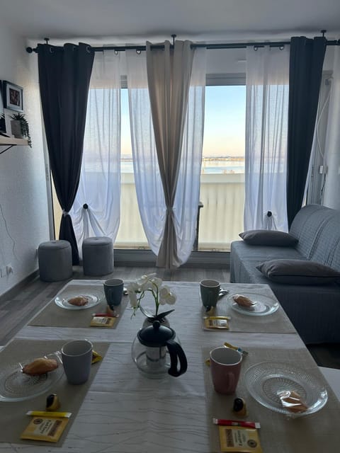 Coffee/tea facilities, Kitchen or kitchenette, Food and drinks, Photo of the whole room, Dining area