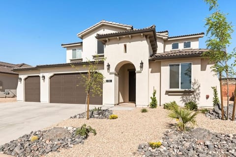 Zion Adventure Getaway - Hot Tub, Pool, Lazy River House in Washington