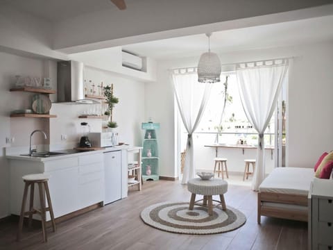Kitchen or kitchenette, Living room, Seating area