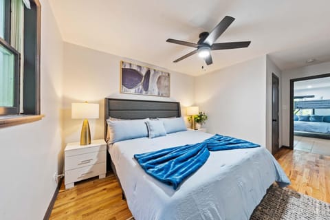 Manor creek Vacation Getaway Navy Family House House in Waukegan