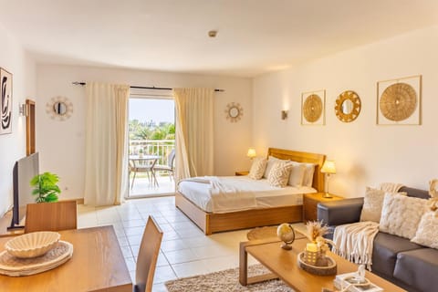 Spring, Bed, Balcony/Terrace, Balcony/Terrace, Living room, Photo of the whole room, Seating area, Dining area, Bedroom