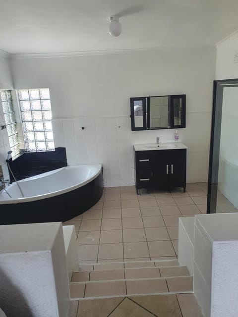 Ludinz Accomodation Self Catering Bed and Breakfast in Cape Town