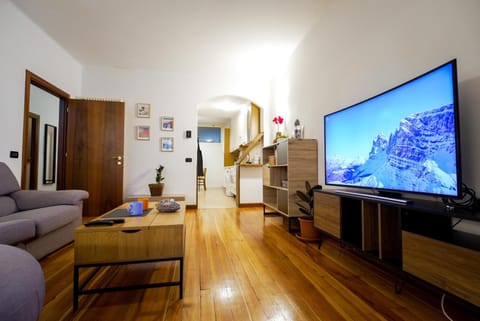 Communal lounge/ TV room, TV and multimedia, Living room, Seating area, Evening entertainment