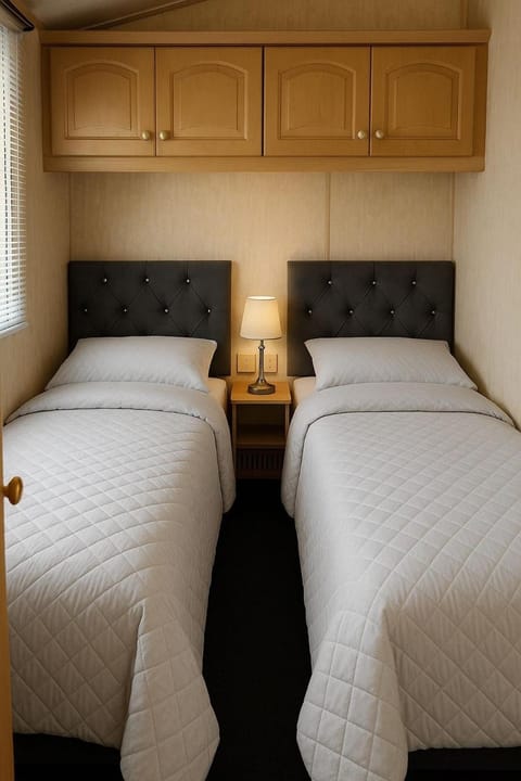 Bed, View (from property/room), Photo of the whole room, Decorative detail, Bedroom