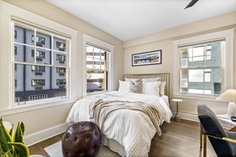 Studio205 - Your PNW Urban Hideaway Apartment in Belltown