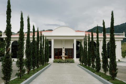 Property building, Day, Natural landscape, Garden, Garden view, Mountain view