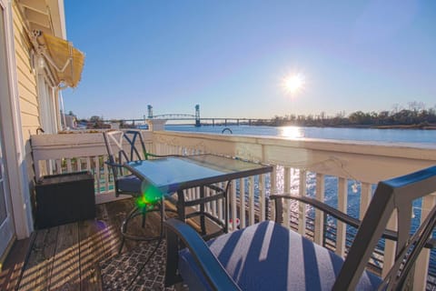 View (from property/room), Balcony/Terrace, River view