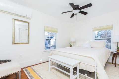 Richards Retreat Walk to Downtown Washer-Dryer Apartment in Portsmouth