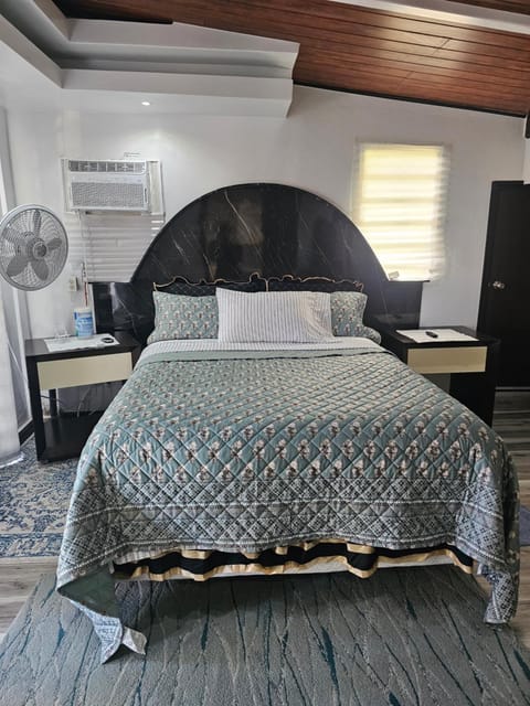 Bed, Photo of the whole room, Bedroom, air conditioner