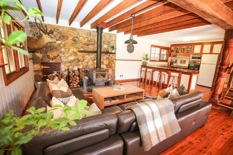 Coffee/tea facilities, Living room, Seating area, Dining area, fireplace, heating, microwave, oven, stove