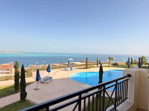 View (from property/room), Balcony/Terrace, Pool view, Sea view, sunbed