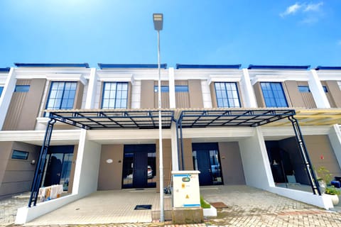 Property building, Facade/entrance, Day