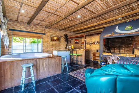 Cosy Pearly Spacious Getaway with Jacuzzi, Braai House in Western Cape