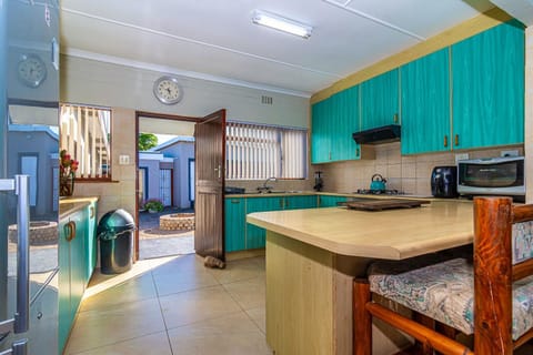 Cosy Pearly Spacious Getaway with Jacuzzi, Braai House in Western Cape