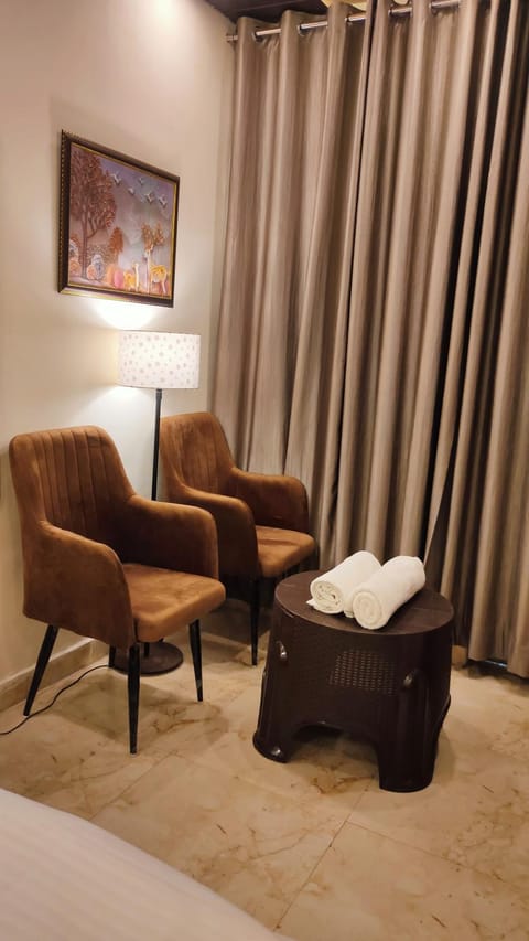 Bed, Photo of the whole room, Seating area, Bedroom