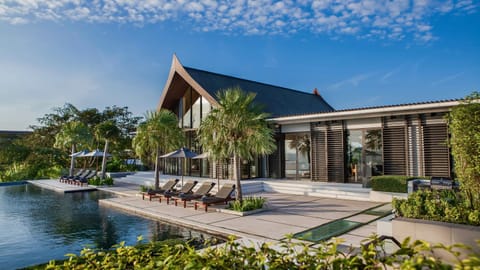 Property building, Day, Swimming pool, Swimming pool, sunbed