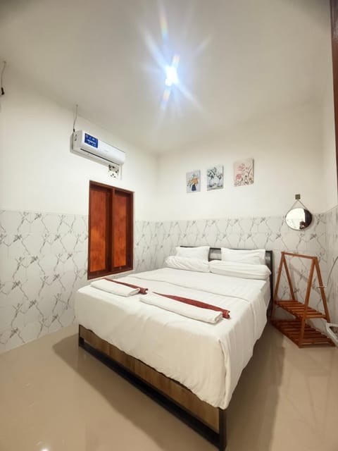Bed, Photo of the whole room, Bedroom, towels, air conditioner