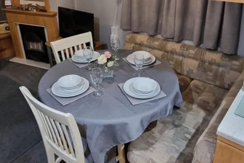 TV and multimedia, Seating area, Dining area, fireplace, furniture