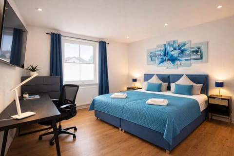 Bed, TV and multimedia, Photo of the whole room, Seating area, Bedroom