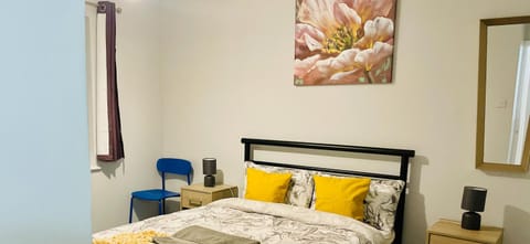 Bed, Photo of the whole room, Decorative detail, Seating area, Bedroom