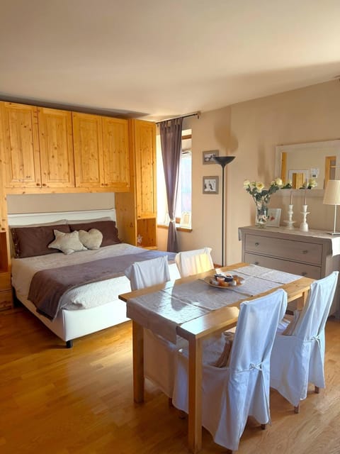 Bed, Seating area, Dining area