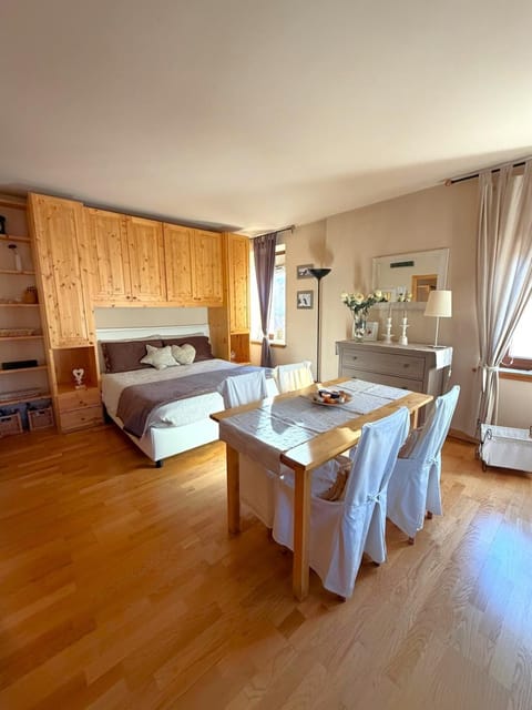 Bed, Seating area, Dining area