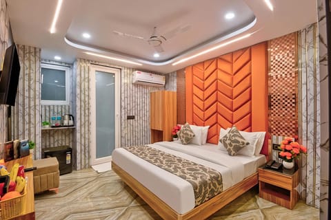 Bed, TV and multimedia, Living room, Photo of the whole room, Seating area, Bedroom, wardrobe, air conditioner