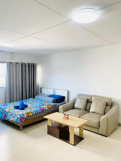 Bed, Living room, Photo of the whole room, Seating area, Bedroom