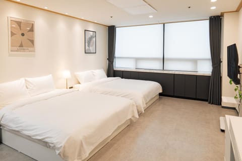 Bed, TV and multimedia, Photo of the whole room, Bedroom, City view