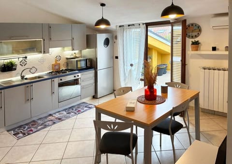 Coffee/tea facilities, Kitchen or kitchenette, Living room, Seating area, Dining area, oven, stove