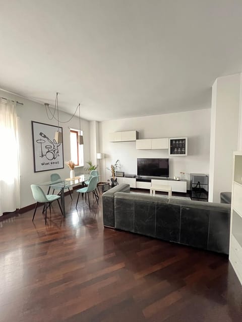 Communal lounge/ TV room, TV and multimedia, Living room, Seating area, Dining area, minibar