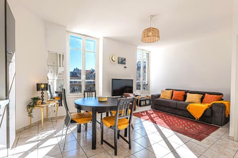 Day, TV and multimedia, Living room, Photo of the whole room, Decorative detail, Dining area, Inner courtyard view, internet