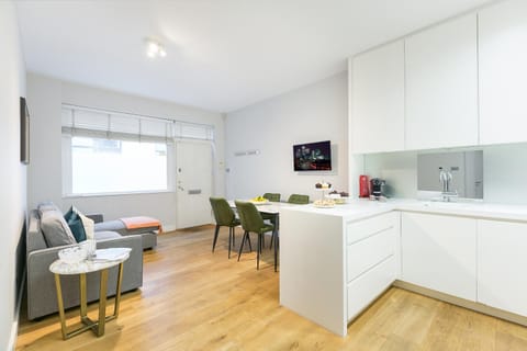 TV and multimedia, Kitchen or kitchenette, Seating area, Dining area, oven