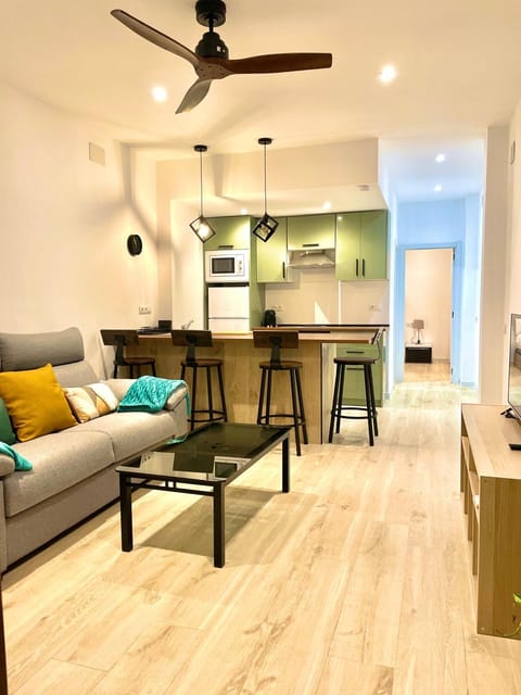 Kitchen or kitchenette, Living room, Seating area, Dining area