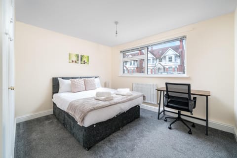 Property building, Bed, Neighbourhood, Living room, Photo of the whole room, Seating area, Bedroom