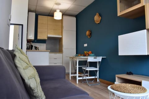 Kitchen or kitchenette, Living room, minibar