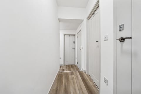 Cheap & Modern Private Double Room - Shared House by AltoLuxo Short Lets & Serviced Accommodation Apartment in Bristol