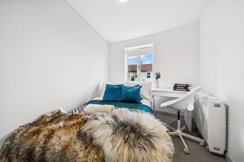 Cheap & Modern Private Double Room - Shared House by AltoLuxo Short Lets & Serviced Accommodation Apartment in Bristol