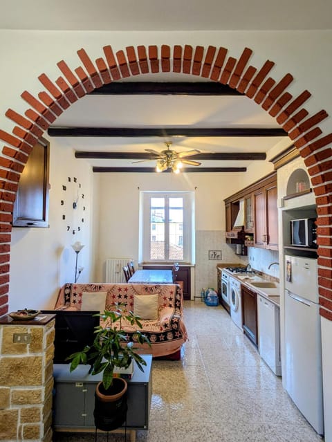 Kitchen or kitchenette, Living room, Seating area, Dining area, oven, stove