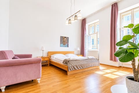 Property building, Bed, TV and multimedia, Seating area, Bedroom