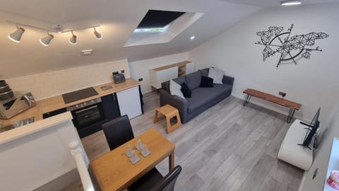 TV and multimedia, Kitchen or kitchenette, Living room, Seating area, Dining area, stove