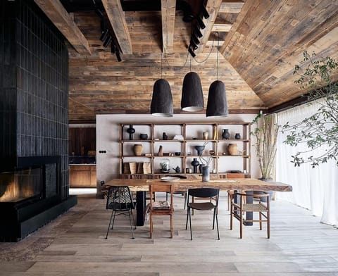 Dining area, fireplace