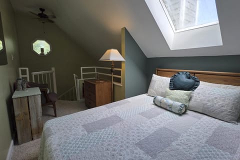 Cozy Condo Sleeps 6 Pools Hot Tub Lovely Views House in Gatlinburg