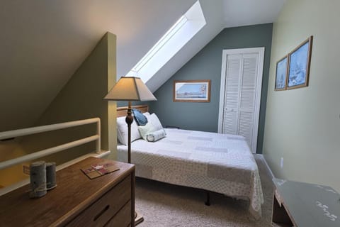 Cozy Condo Sleeps 6 Pools Hot Tub Lovely Views House in Gatlinburg