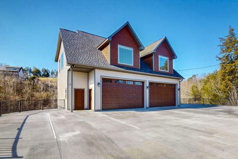 Cozy Home W Lake Views Sleeps 4 Games Free Ticket House in Sevierville