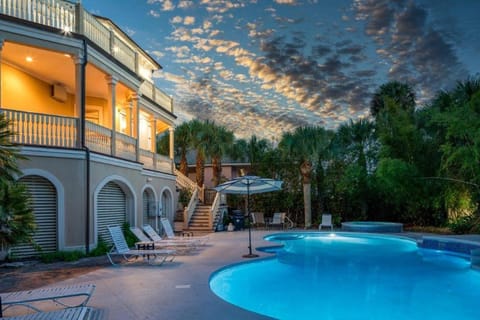 Villa Del Mare PRIVATE POOL/HOT TUB, OCEAN VIEWS, ELEV! House in Isle of Palms