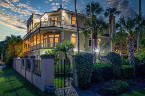 Villa Del Mare PRIVATE POOL/HOT TUB, OCEAN VIEWS, ELEV! House in Isle of Palms