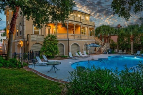 Villa Del Mare PRIVATE POOL/HOT TUB, OCEAN VIEWS, ELEV! House in Isle of Palms
